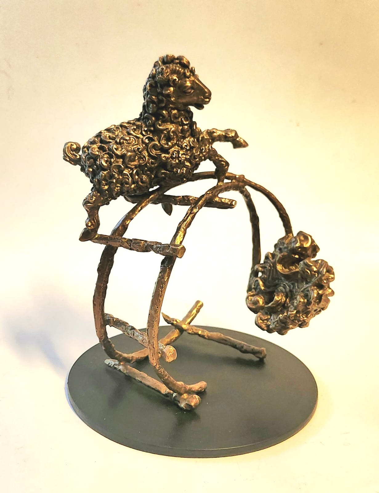 Lote 15: Enrique Moret - El mensajero de la almohada / Bronce a la cera perdida con pátina al fuego - 20 x 25 cm