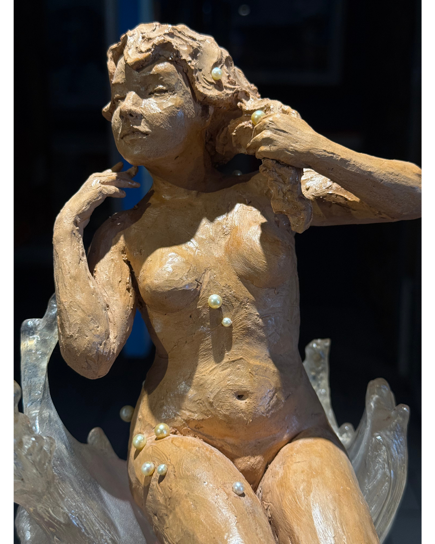 Lote 37 - Karla Aguayo - Perlas / Cerámica, perlas y recina - 42 cm