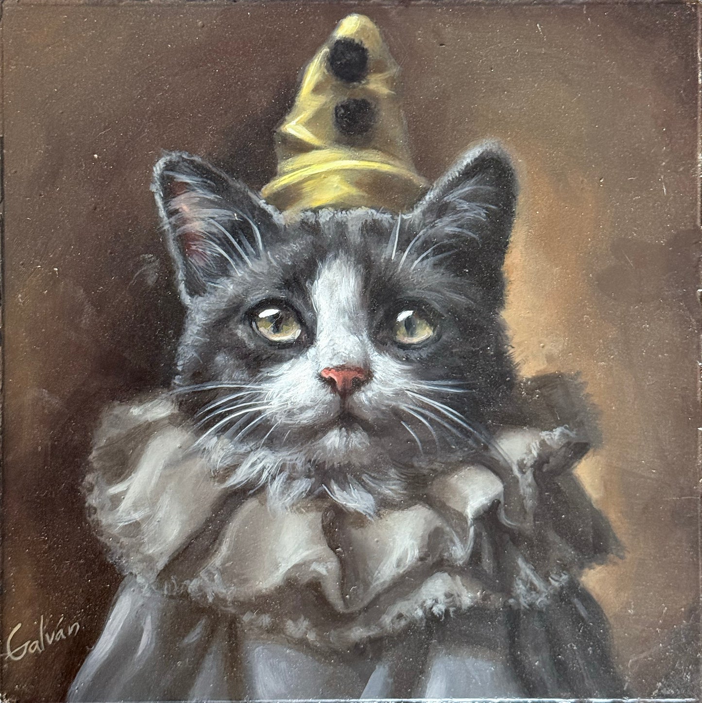 LOTE 036 / Jose Luis Lopez Galvan - Gato con sombrero amarillo / Óleo sobre mosaico vintage histórico - 26 x 26 cm