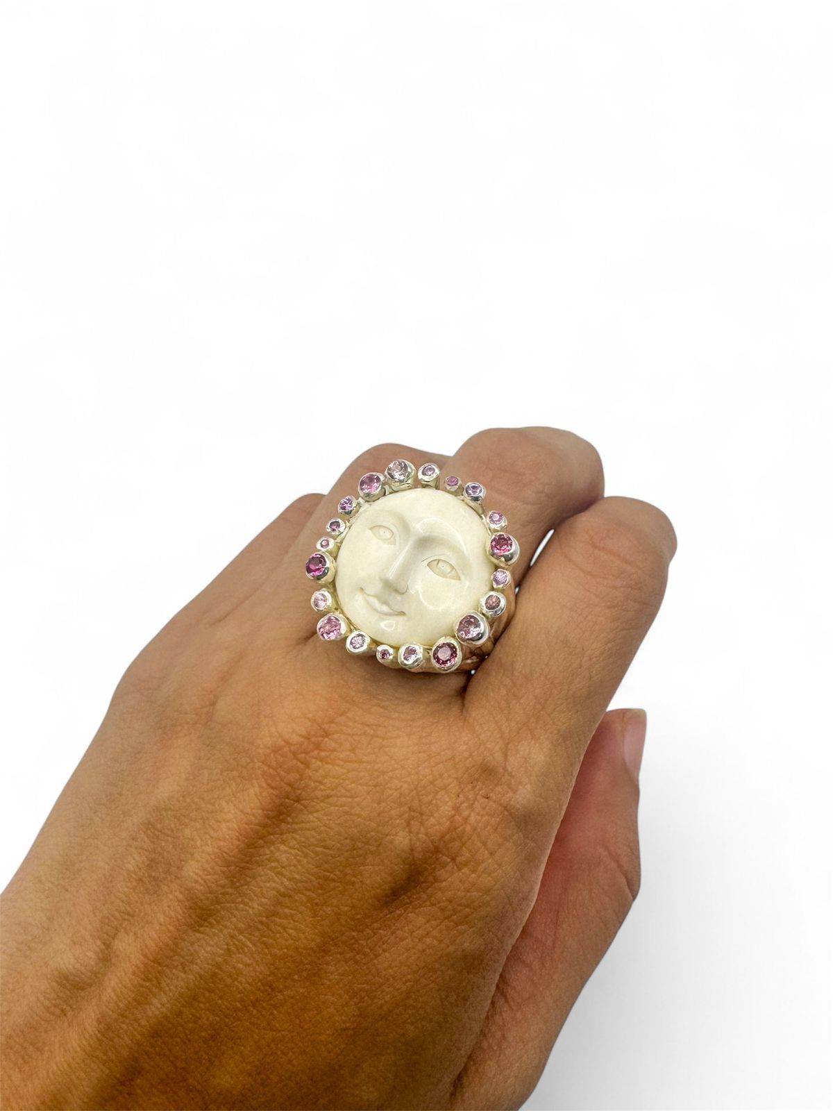 Lote 08: Alma - Luna Serena / Plata 925 con piedras: zafiro, turmalinas, granate y hueso tallado
- Talla se ajusta al entregar