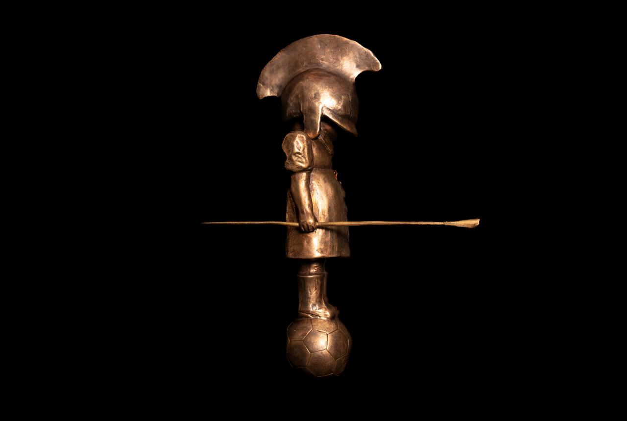Sofia Crimen – Leyendera / Bronce a la cera perdida sobre concreto – 10 x 29 cm – 2/7