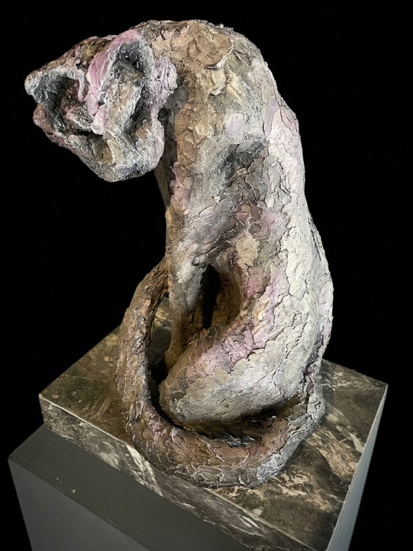 Mario Olivia  – Gato con base de marmol / Escultura sobre Marmol – 35 x 67 cm – 1/1