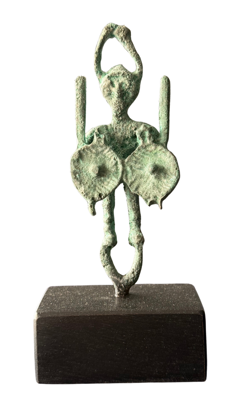 Figuras y máscaras de la Sardegna – Guerrero nuragico mediano quattro / Bronce sobre - – 12 x 6 cm – Serie abierta