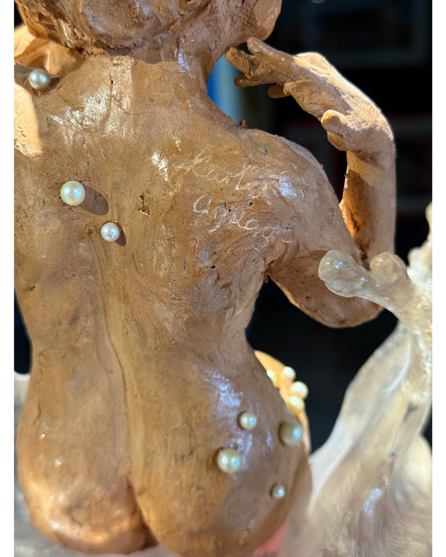 Lote 37 - Karla Aguayo - Perlas / Cerámica, perlas y recina - 42 cm