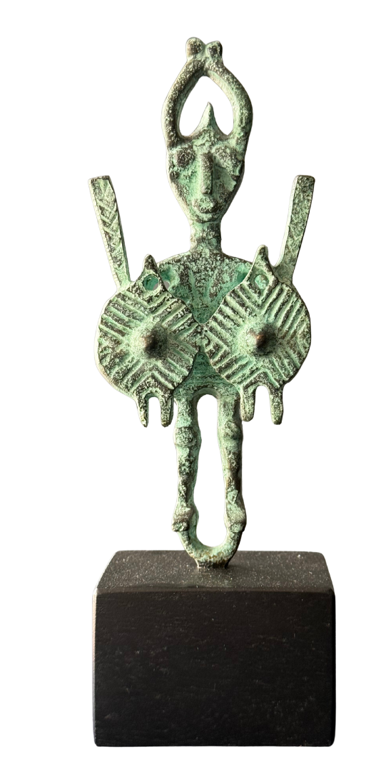 Figuras y máscaras de la Sardegna – Guerrero nuragico grande uno / Bronce sobre - – 18 x 7 cm – Serie abierta