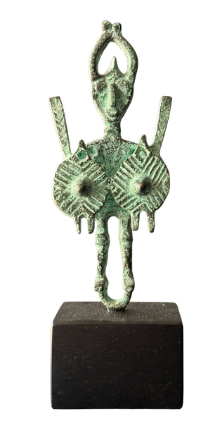 Figuras y máscaras de la Sardegna – Guerrero nuragico grande uno / Bronce sobre - – 18 x 7 cm – Serie abierta