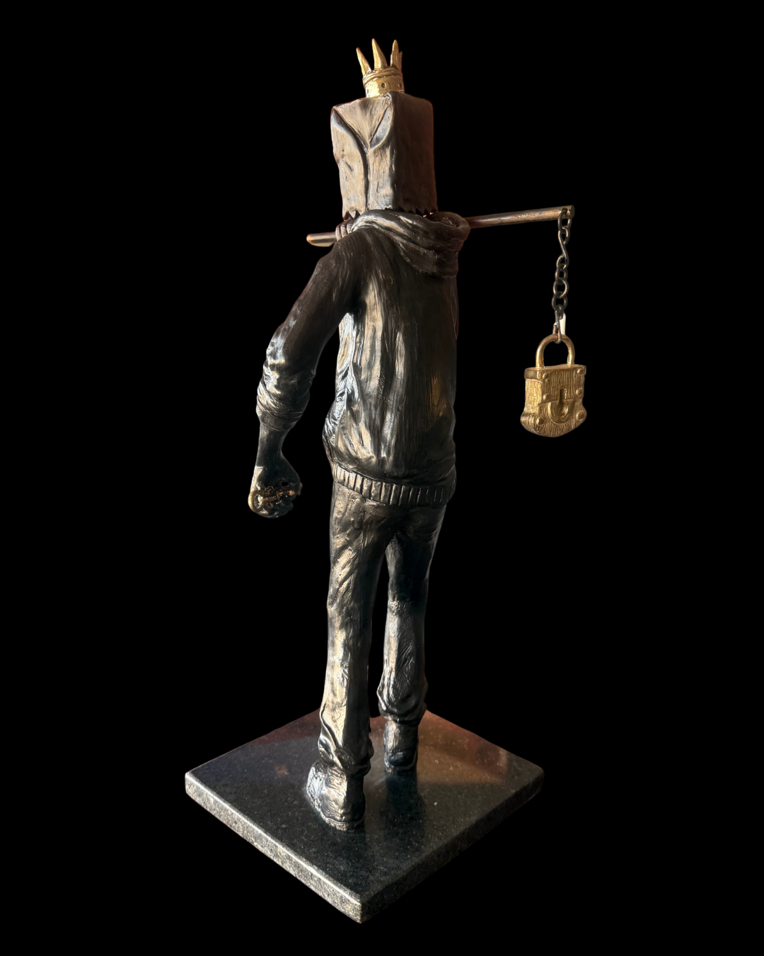 Lote 21: Goghi Escobedo - Caminante / Bronce a la cera perdida - 53 x 24 x 15 cm