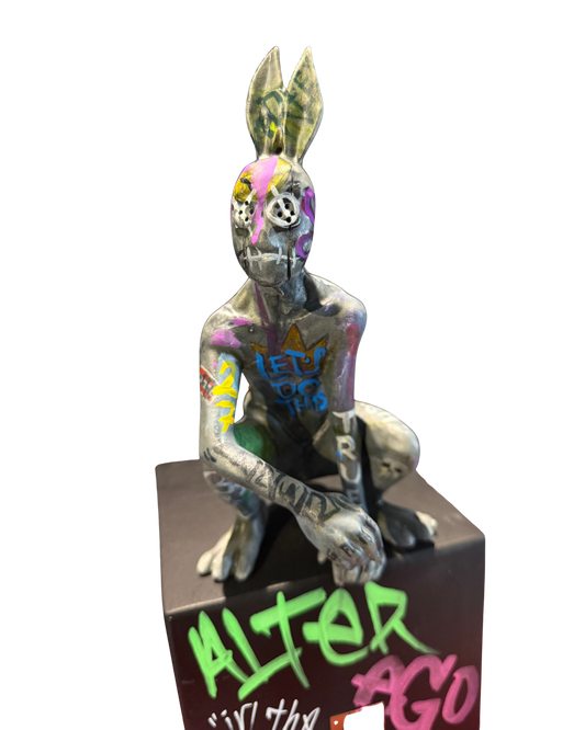 Lote 54 - Goghi Escobedo - Alter ego (intervención única) / Resina policromada - 21 x 14 x 12 cm