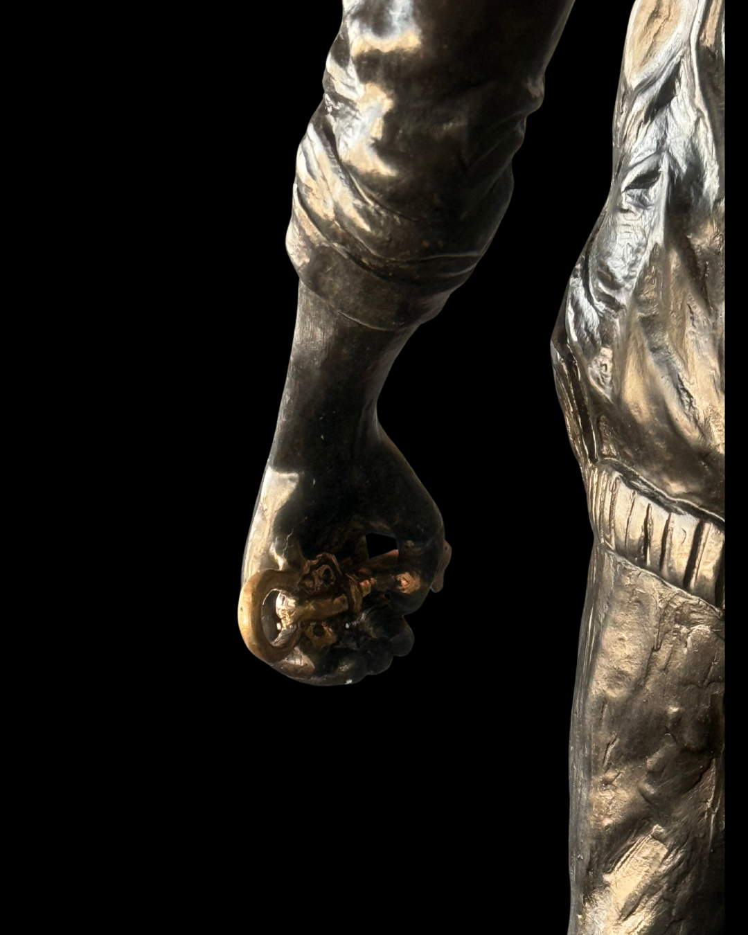 Lote 21: Goghi Escobedo - Caminante / Bronce a la cera perdida - 53 x 24 x 15 cm