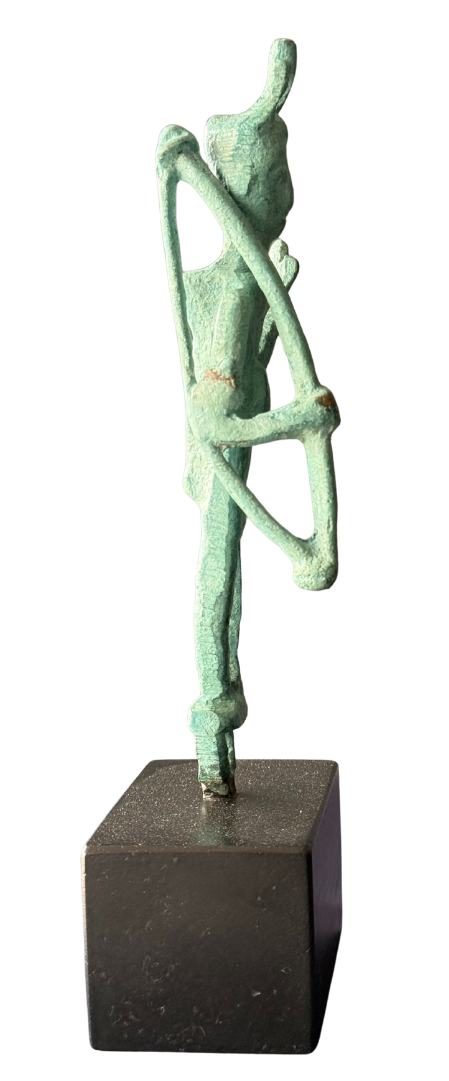 Figuras y máscaras de la Sardegna – Guerrero nuragico grande tre / Bronce sobre – 19 x 6 cm – Serie abierta