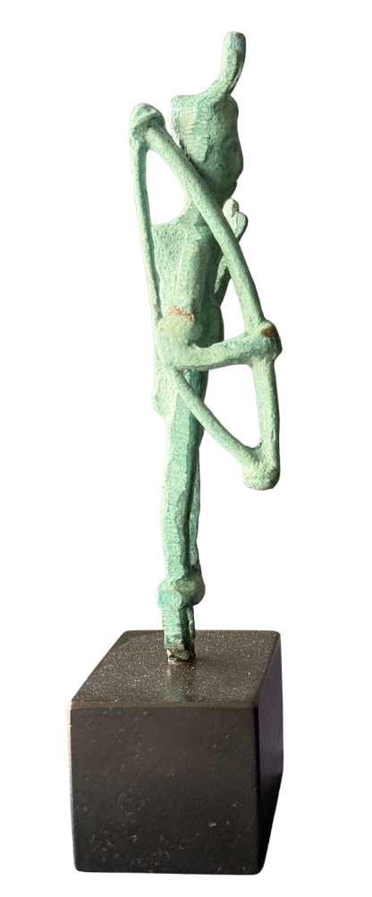 Figuras y máscaras de la Sardegna – Guerrero nuragico grande tre / Bronce sobre – 19 x 6 cm – Serie abierta