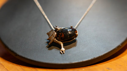 Alma Castellanos - Fuego  / Obsidiana  sobre plata  - 3 x 3 cm
