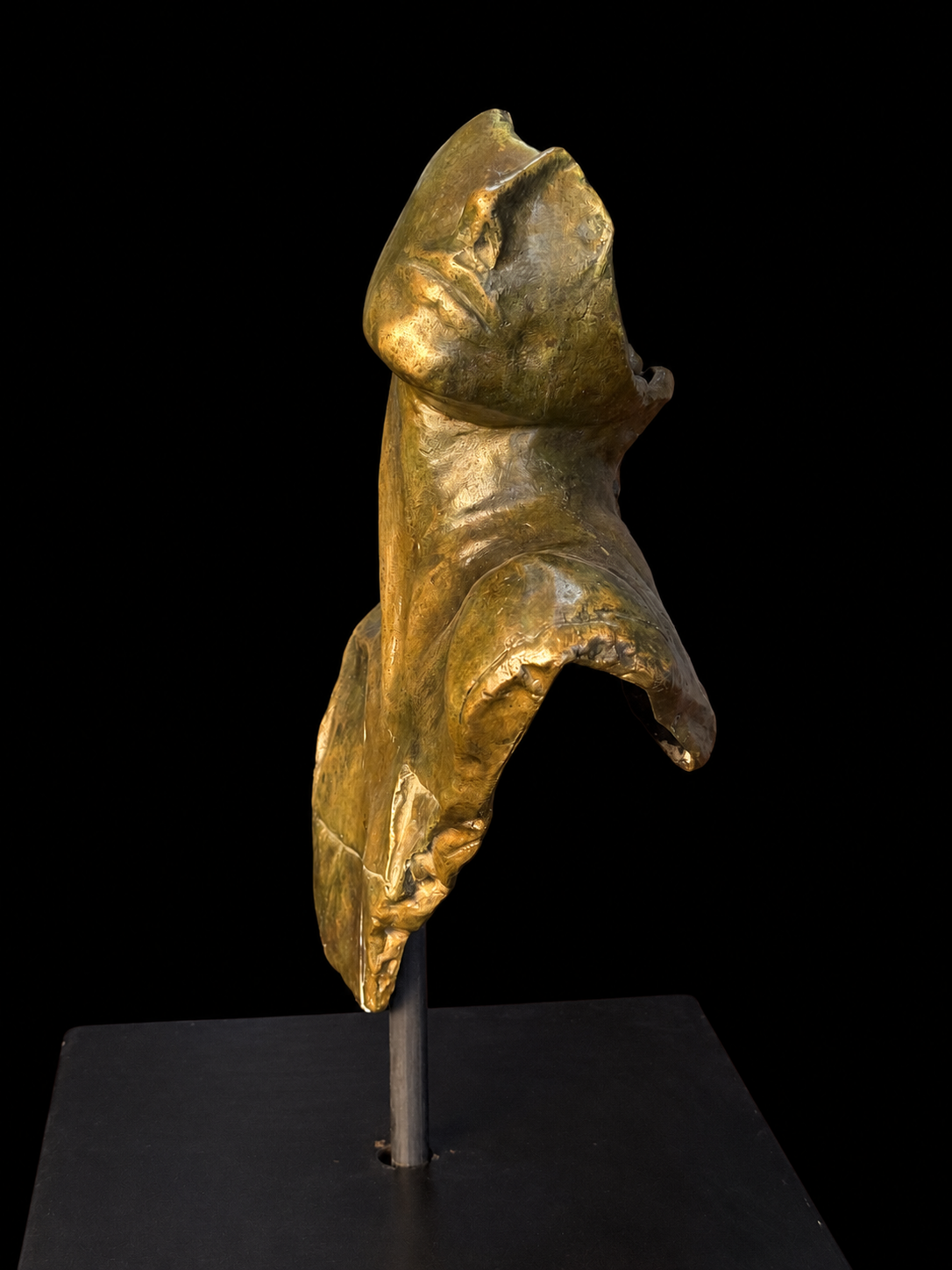 Vito Asencio - Evidencia confrontada / Bronce sobre metal - 30 x 30 x 25 cm