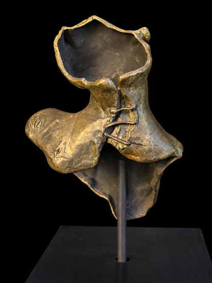 Vito Asencio - Evidencia confrontada / Bronce sobre metal - 30 x 30 x 25 cm