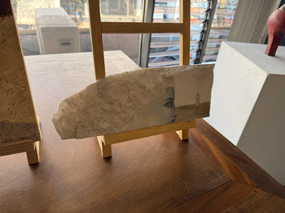 Lucia Maya – Marmol 5 Observando el horizonte de la soledad / Óleo sobre marmol – 34 x 12 cm – 1/1