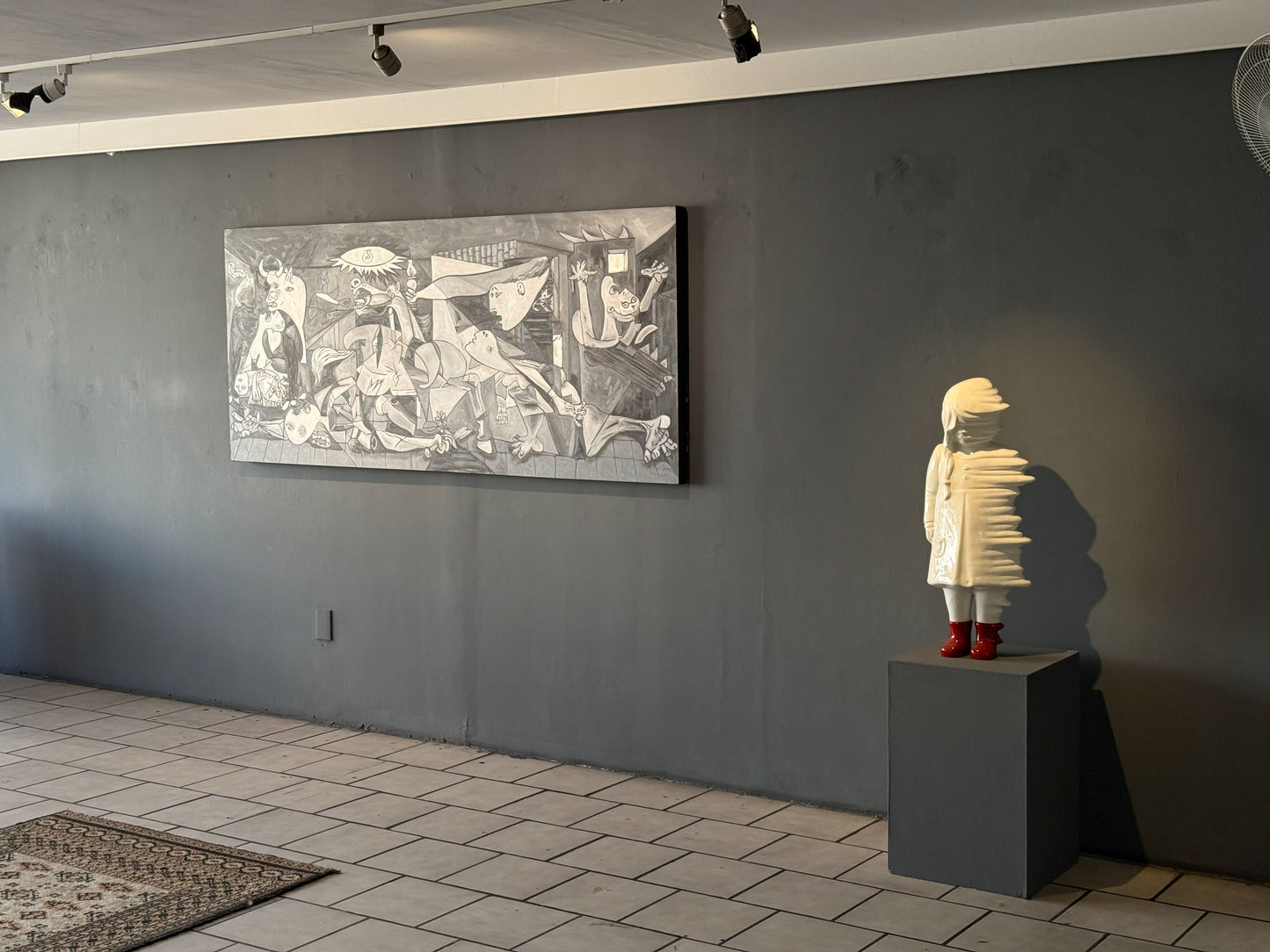 Sofía Crimen – Umbral / Fibra de vidrio sobre - – 36 x 80 cm – 6/7
