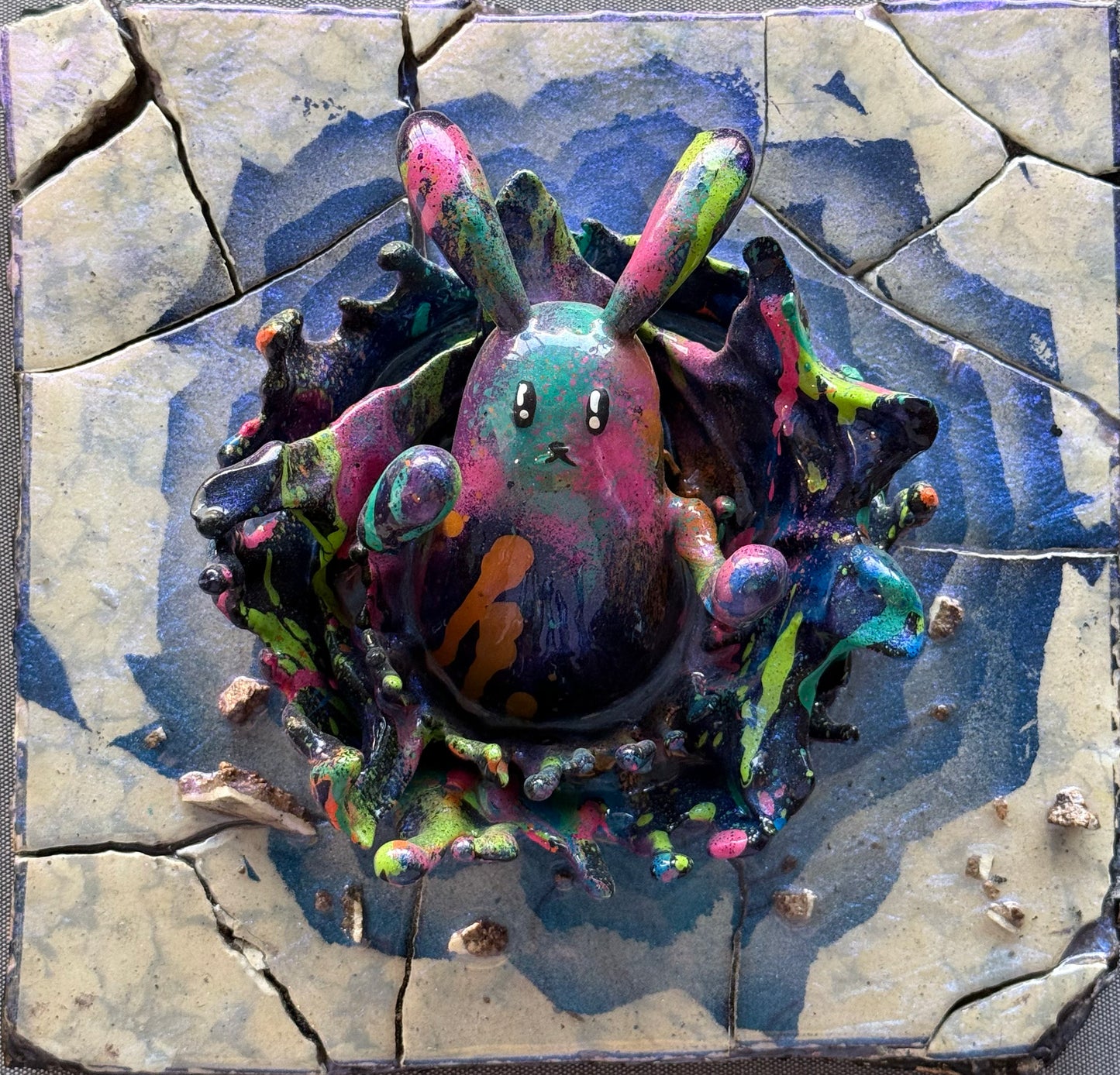 Rabbit - Hasta aqui e llegado / Resina, resicromo y aerosol sobre mosaico vintage historico - 26 x 26 cm