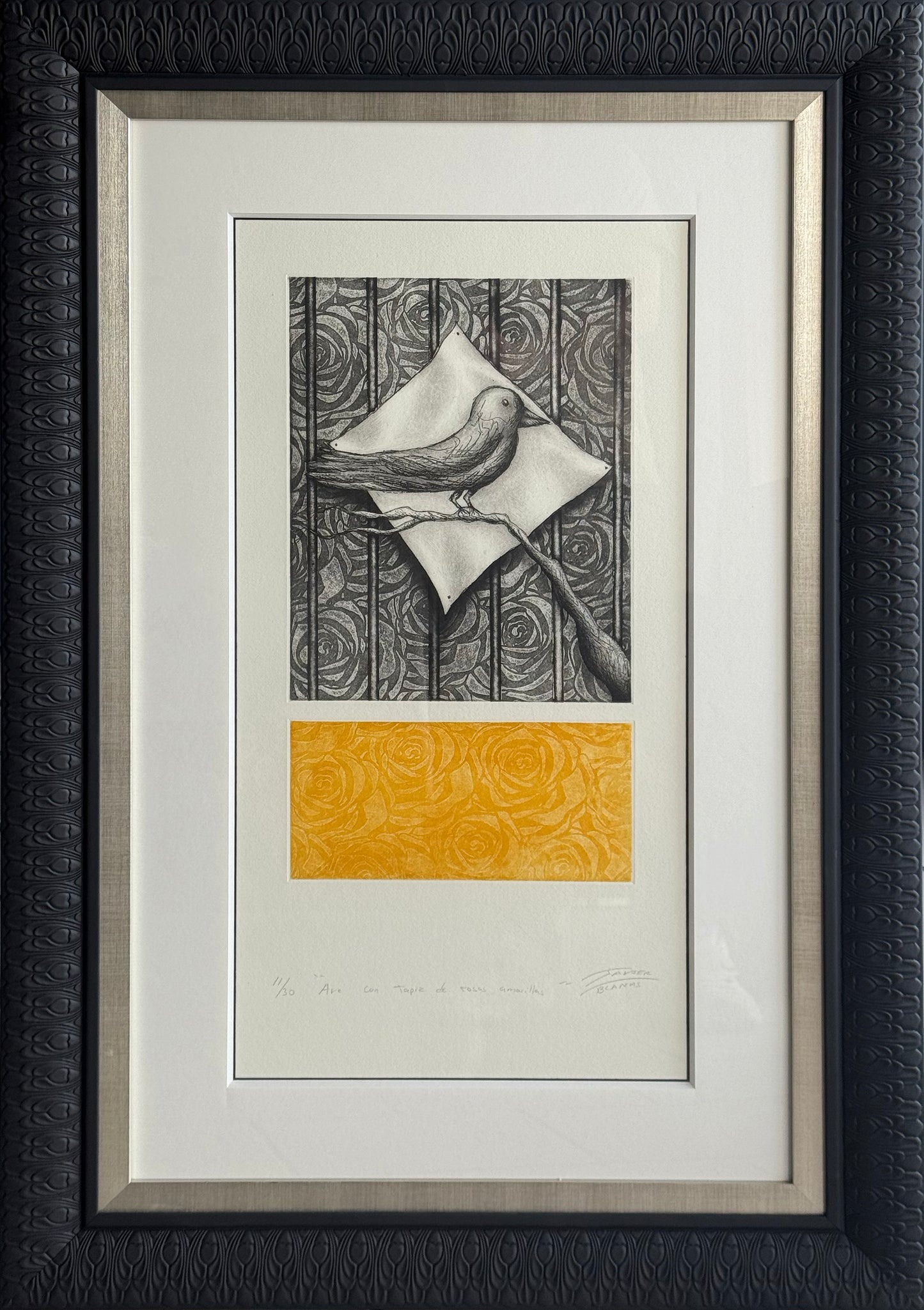 Lote 40 - Javier Blancas - Ave con tapiz de rosas amarillas / Grabado - 26 x 48 cm