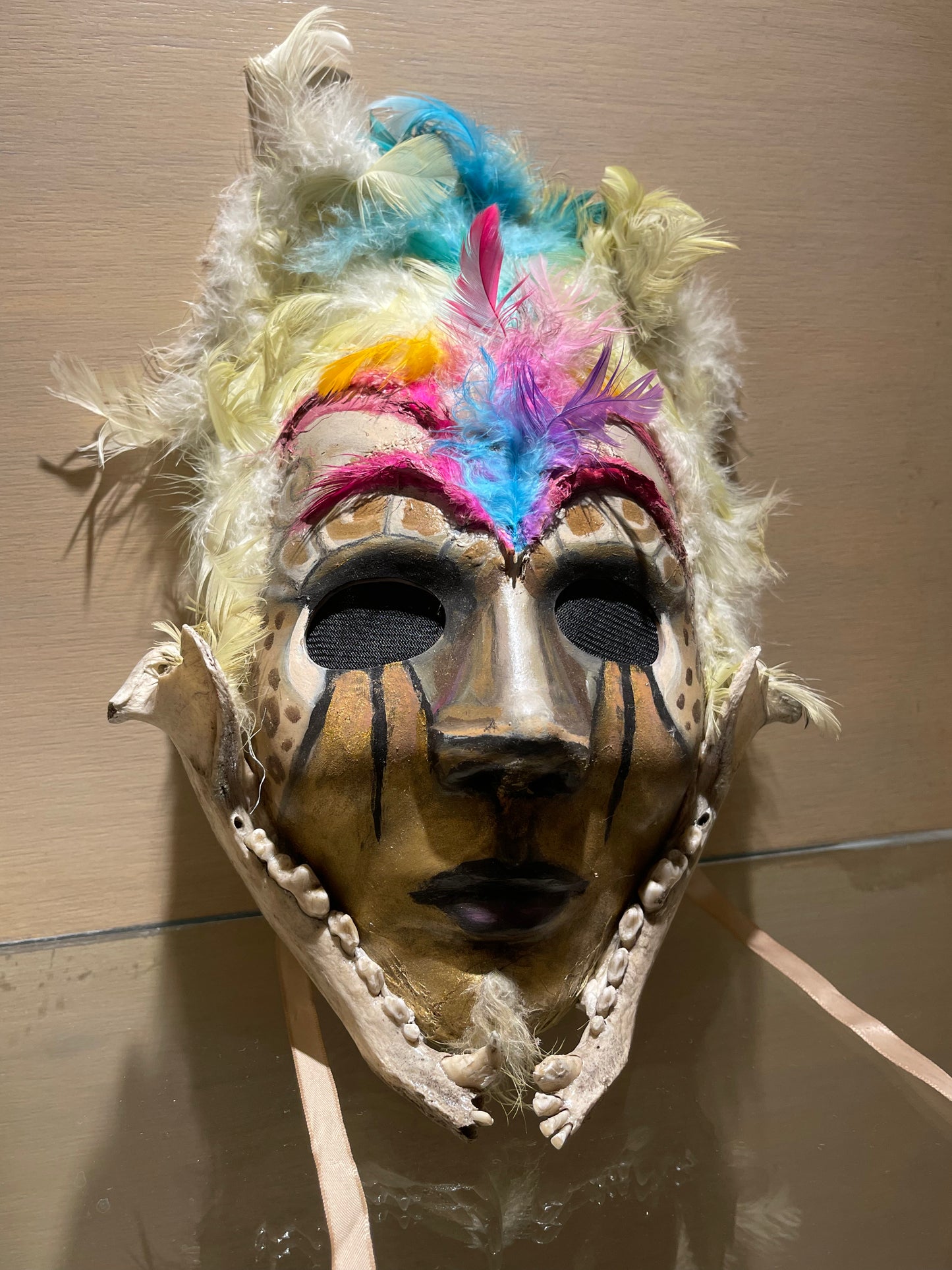 Felipe 7 – El juguete de las deidades / Óleo, Plumas y Hueso  sobre resina – 22 x 15 cm – 1/1