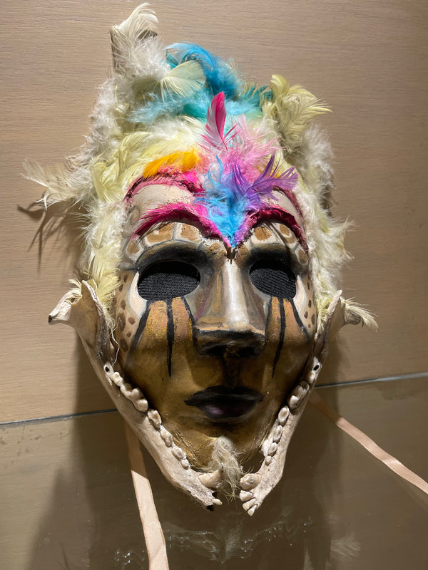 Felipe 7 – El juguete de las deidades / Óleo, Plumas y Hueso  sobre resina – 22 x 15 cm – 1/1