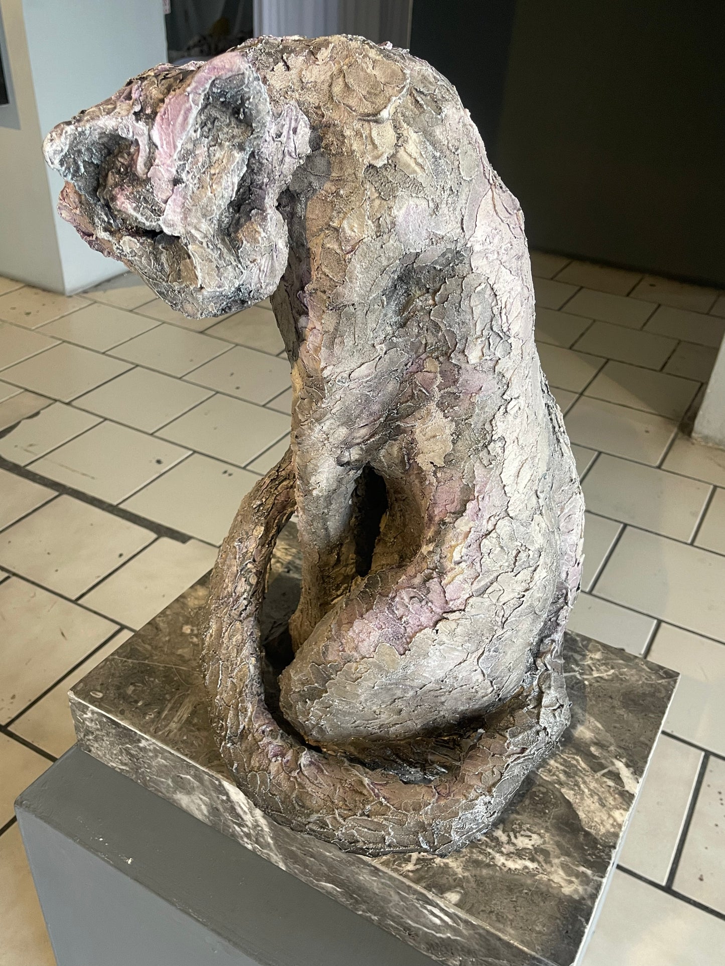 Mario Olivia  – Gato con base de marmol / Escultura sobre Marmol – 35 x 67 cm – 1/1