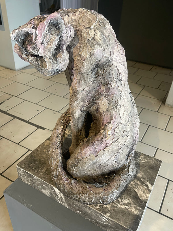 Mario Olivia  – Gato con base de marmol / Escultura sobre Marmol – 35 x 67 cm – 1/1