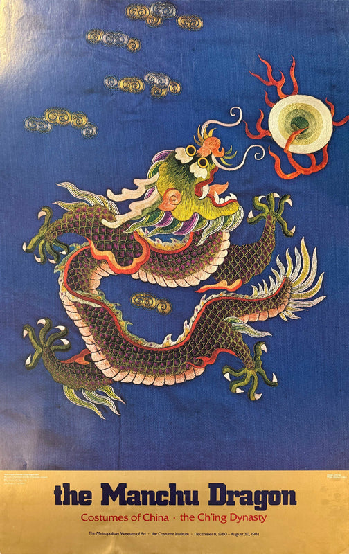Anónimo · Dinastía Ch’ing (1862–1874) (obra reproducida) – Ninth dragon / Impresión offset a color sobre papel – 61 x 96 cm – Gráfica vintage museográfica · 1980, The Metropolitan Museum of Art - The Manchu Dragon Costumes of China