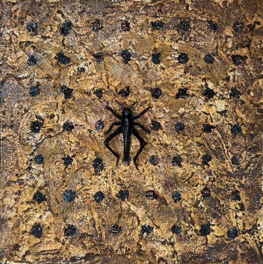 LOTE 062 / Esteban Arévalo - Grillo / Mixta sobre mosaico vintage histórico  - 26 x 26 cm