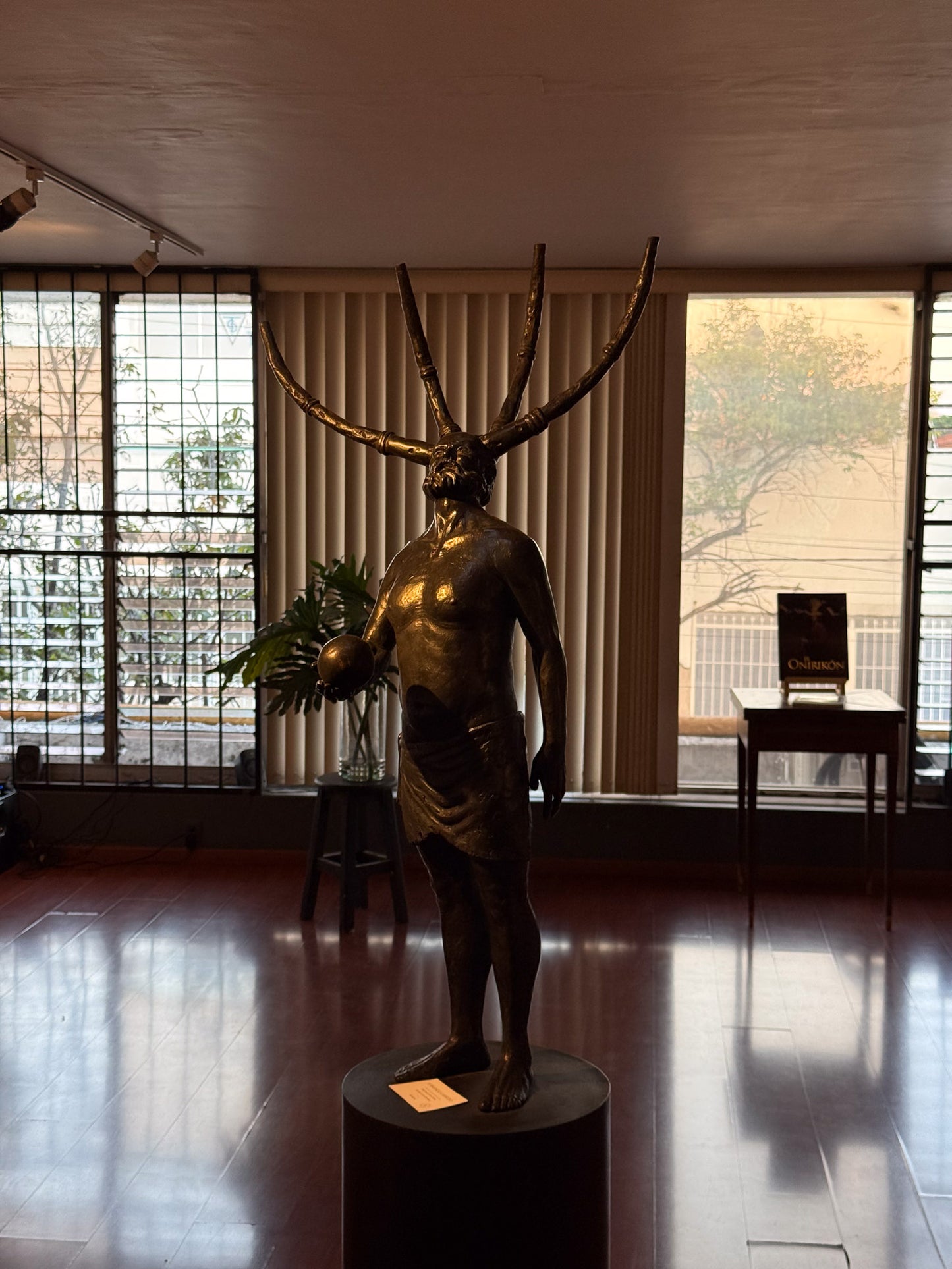 Fernando Garrido – Observador de los Cielos / Bronce a la cera perdida sobre metal – 100 x 100 cm – 1/1
