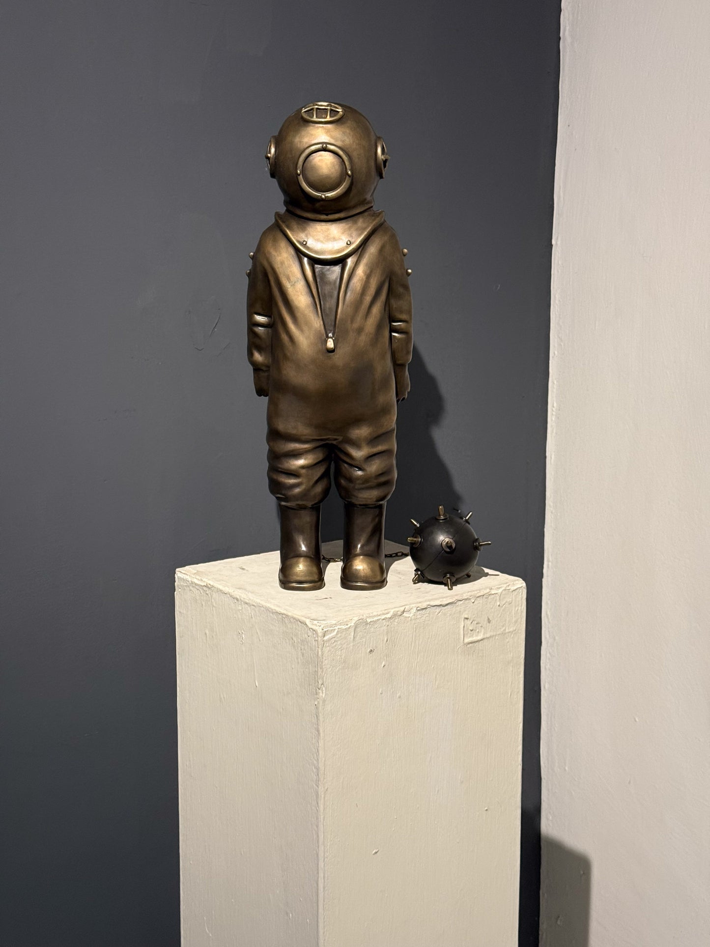 Sofía Crimen – Buzo bomba / Bronce a la cera perdida sobre - – 23 x 55 cm – 4/7