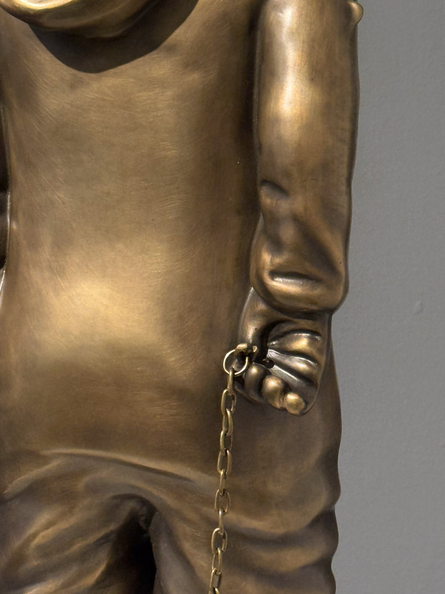 Sofía Crimen – Buzo bomba / Bronce a la cera perdida sobre - – 23 x 55 cm – 4/7