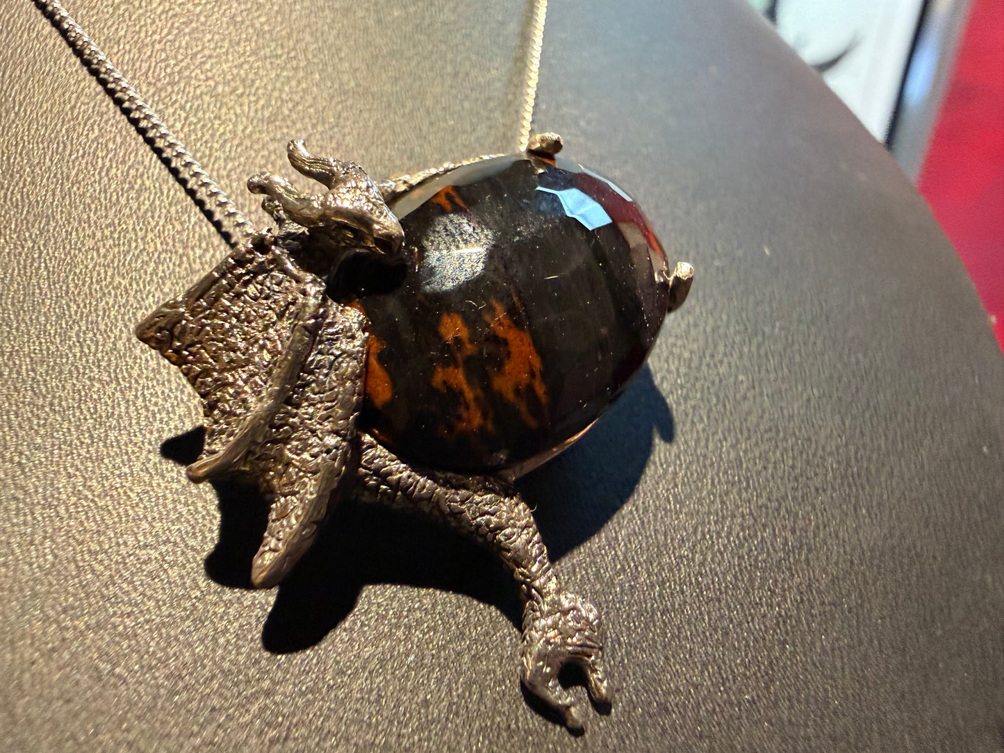 Alma Castellanos - Fuego  / Obsidiana  sobre plata  - 3 x 3 cm