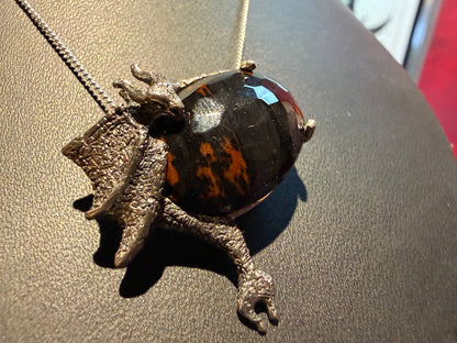 Alma Castellanos - Fuego  / Obsidiana  sobre plata  - 3 x 3 cm