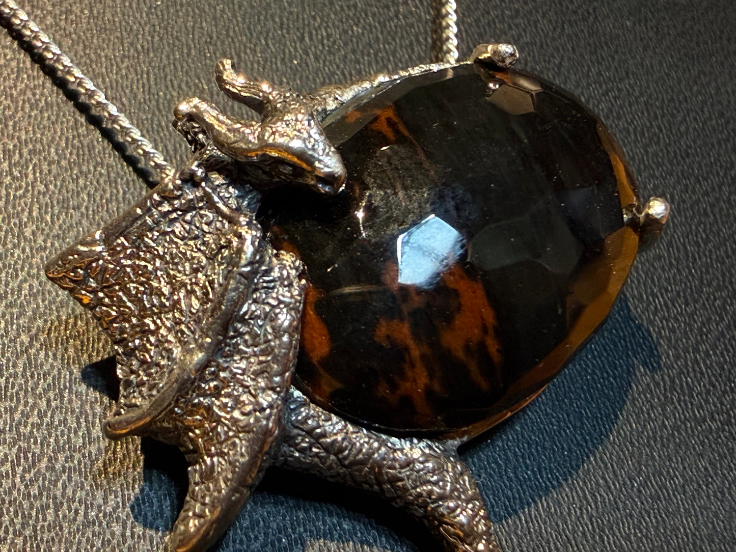 Alma Castellanos - Fuego  / Obsidiana  sobre plata  - 3 x 3 cm