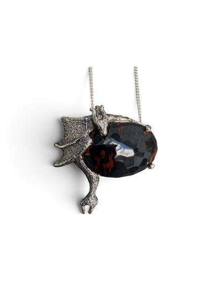 Alma Castellanos - Fuego  / Obsidiana  sobre plata  - 3 x 3 cm