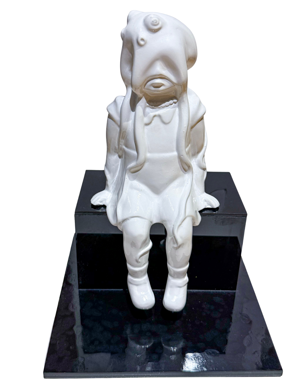 Lote 26 - Sofía Crimen - Zona de sombras (Hilo de lo invisible) / Resina esmaltada blanca - 14 × 14 × 11 cm