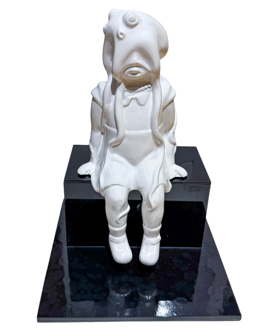 Lote 26 - Sofía Crimen - Zona de sombras (Hilo de lo invisible) / Resina esmaltada blanca - 14 × 14 × 11 cm