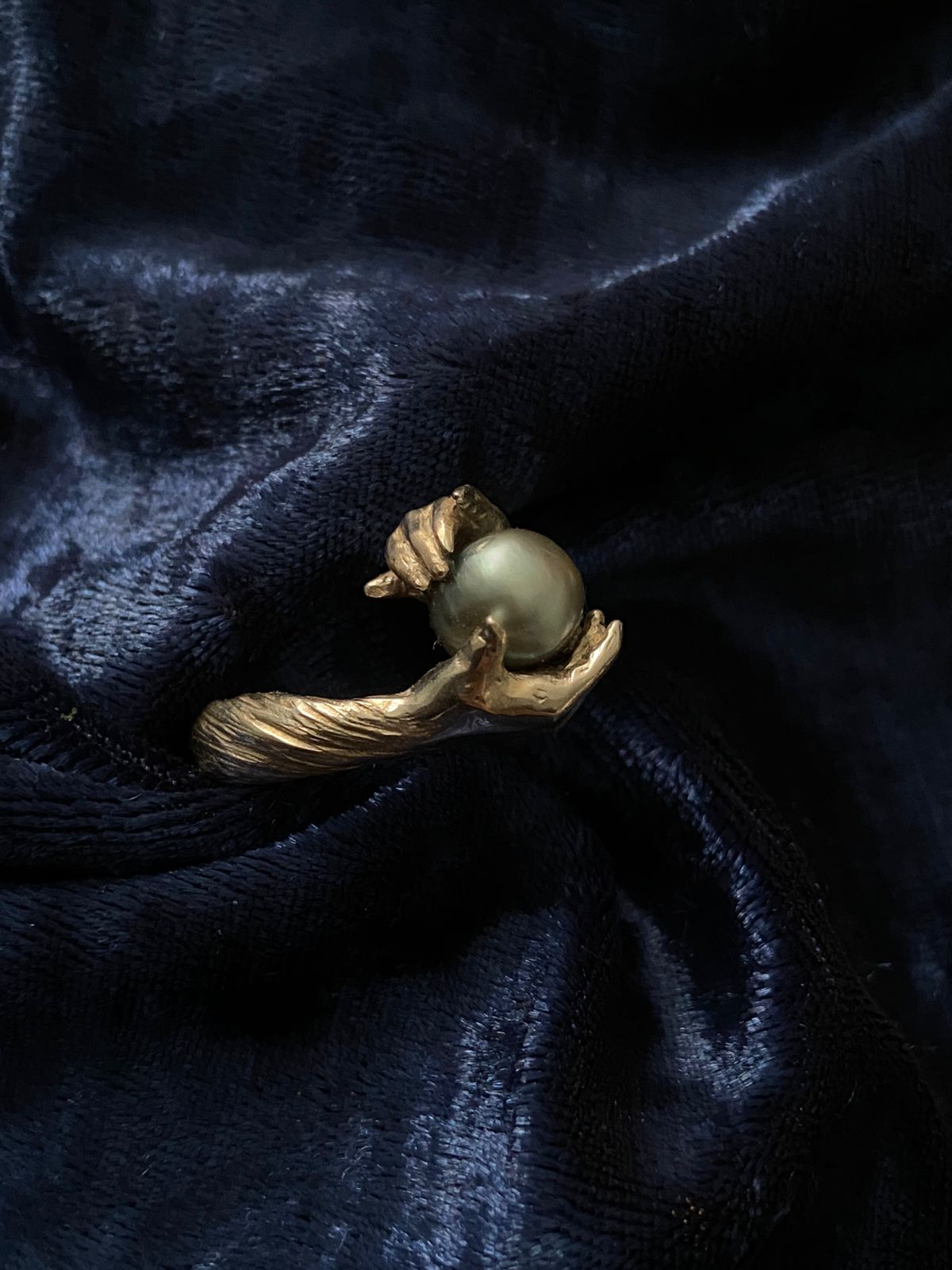 LOTE 056 / Karla Aguayo - Entre manos / Vaciado en plata con perla gris incrustada - 3.1 cm