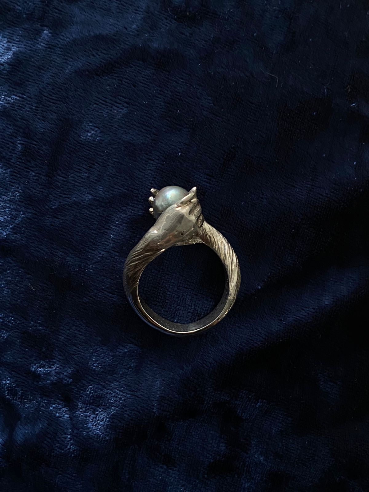 LOTE 056 / Karla Aguayo - Entre manos / Vaciado en plata con perla gris incrustada - 3.1 cm