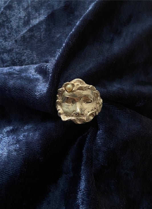 LOTE 057 / Karla Aguayo - Marino / Vaciado en plata con perla incrustada - 3 cm