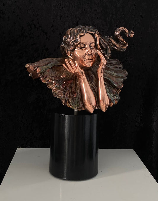 Lote 32: Karla Aguayo - Gorguera / Resina con baño de cobre - 35 x 28 cm