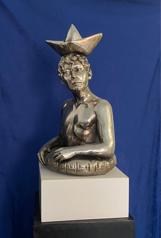 Karla Aguayo - Navegante / Resina con baño de niquel sobre marmol - 25 x 41 x 25 cm