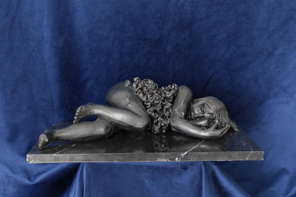 Karla Aguayo - Sueño floral III / Ceramica con grafito sobre marmol - 34 x 29 x 13 cm