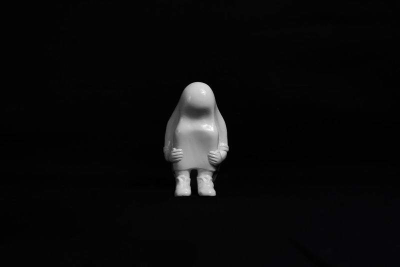 Sofia Crimen – Niño cueva / Resina acabado esmalte automotriz blanco sobre - – 8 x 15 cm – 2/7