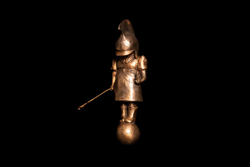 Sofia Crimen – Leyendera / Bronce a la cera perdida sobre concreto – 10 x 29 cm – 2/7