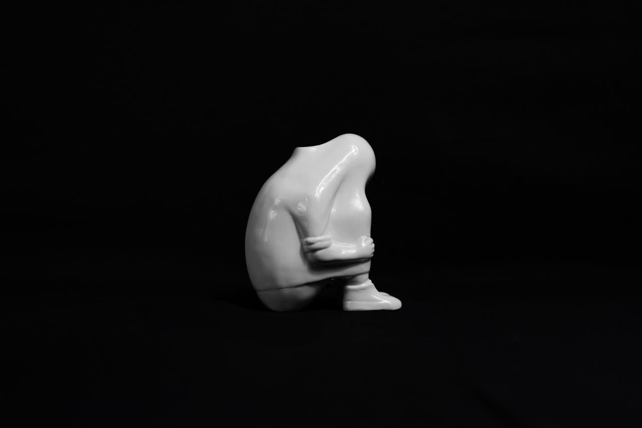 Sofia Crimen – Niño cueva / Resina acabado esmalte automotriz blanco  - – 8 x 15 cm – 2/7
