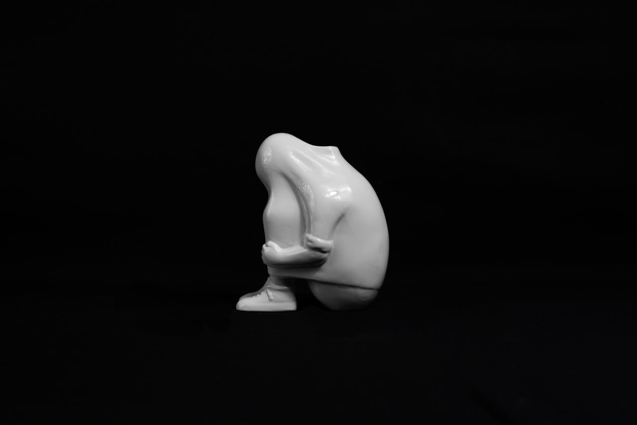 Sofia Crimen – Niño cueva / Resina acabado esmalte automotriz blanco  - – 8 x 15 cm – 2/7