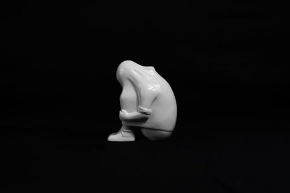 Sofia Crimen – Niño cueva / Resina acabado esmalte automotriz blanco  - – 8 x 15 cm – 2/7