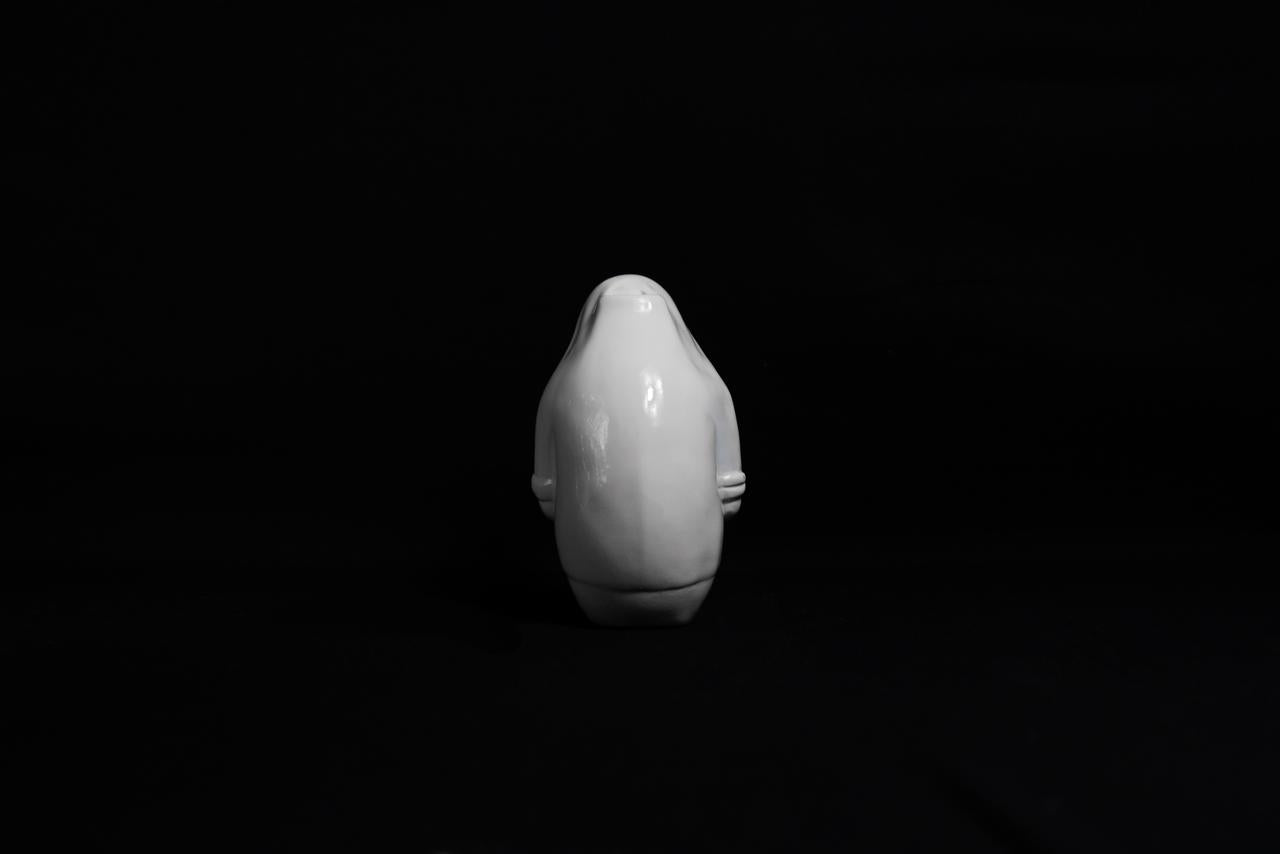 Sofia Crimen – Niño cueva / Resina acabado esmalte automotriz blanco  - – 8 x 15 cm – 2/7