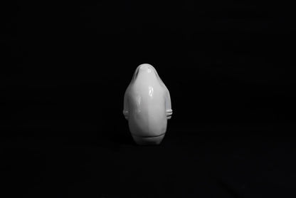 Sofia Crimen – Niño cueva / Resina acabado esmalte automotriz blanco  - – 8 x 15 cm – 2/7